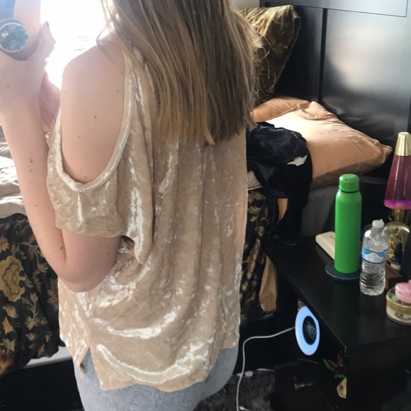 Shiny Champagne Open-Shoulder Top - Picture 4 of 4